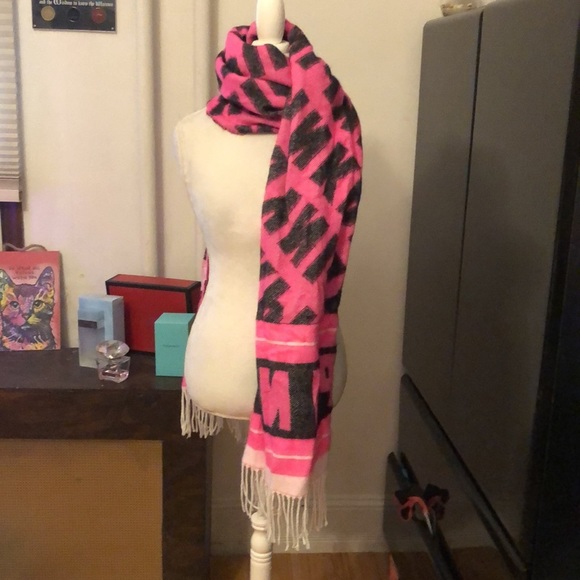 🆑FINAL PRICE‼️ Oversized green/black Victoria’s Secret pink scarf - Picture 2 of 3